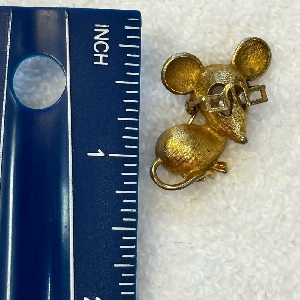 Vintage Avon Mouse Brooch with Articulated Glasses Gold Tone Whimsical - Picture 14 of 14